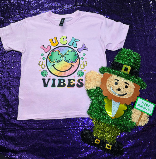 Lucky Vibes Tee – Retro Rainbow Clover Edition